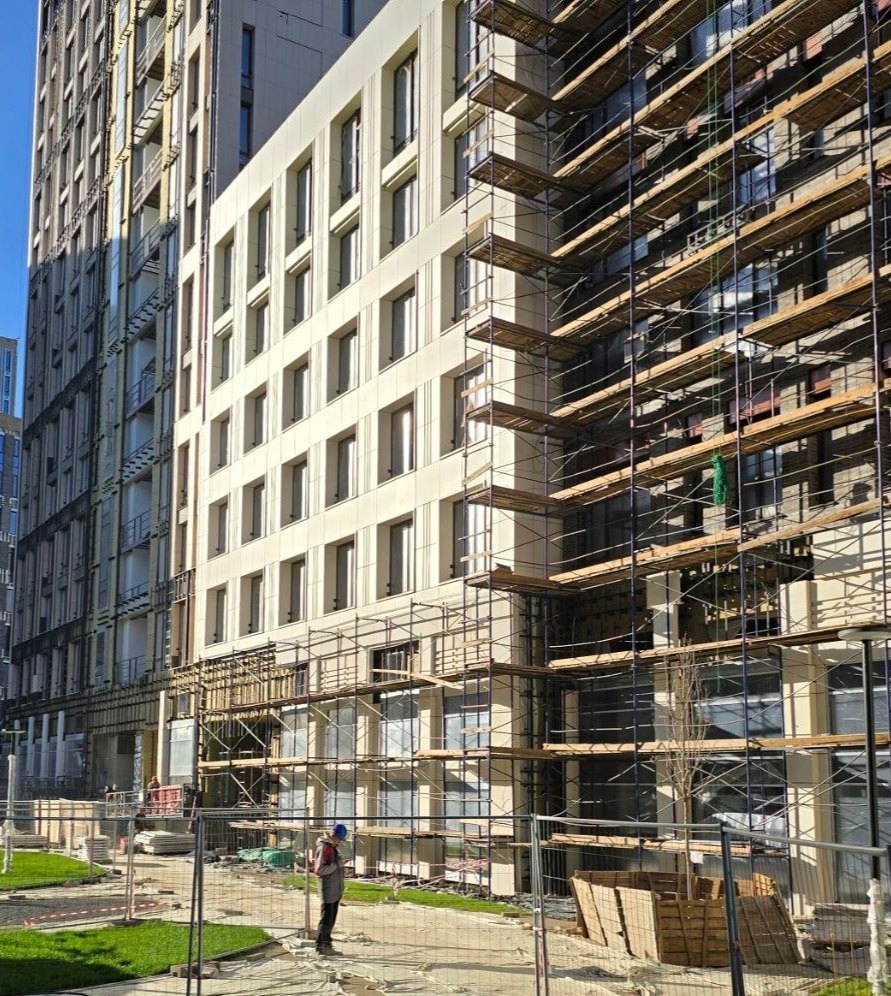 Фасад строящегося жилого комплекса в Москве